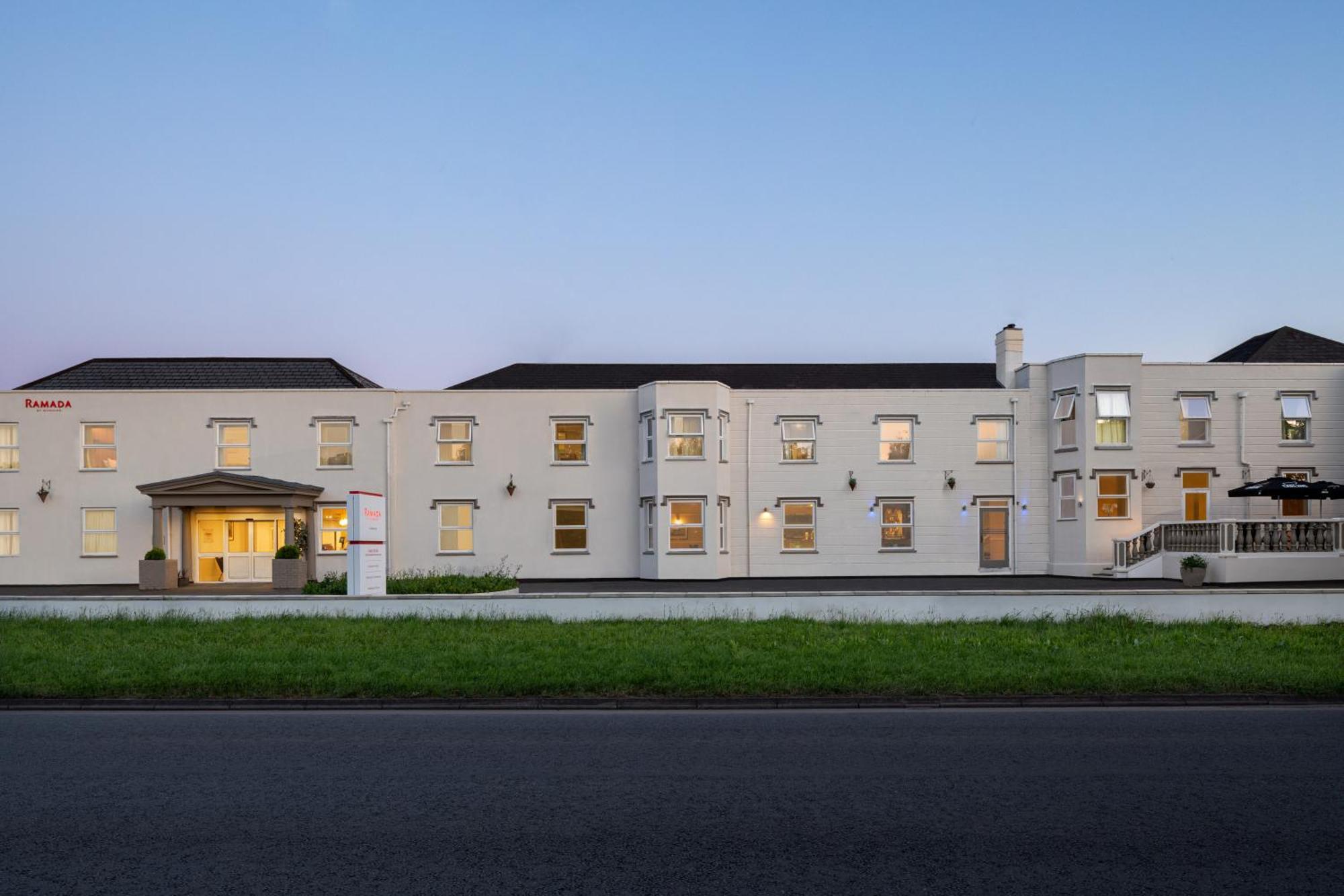 Ramada By Wyndham Cheltenham Golden Valley Exteriér fotografie